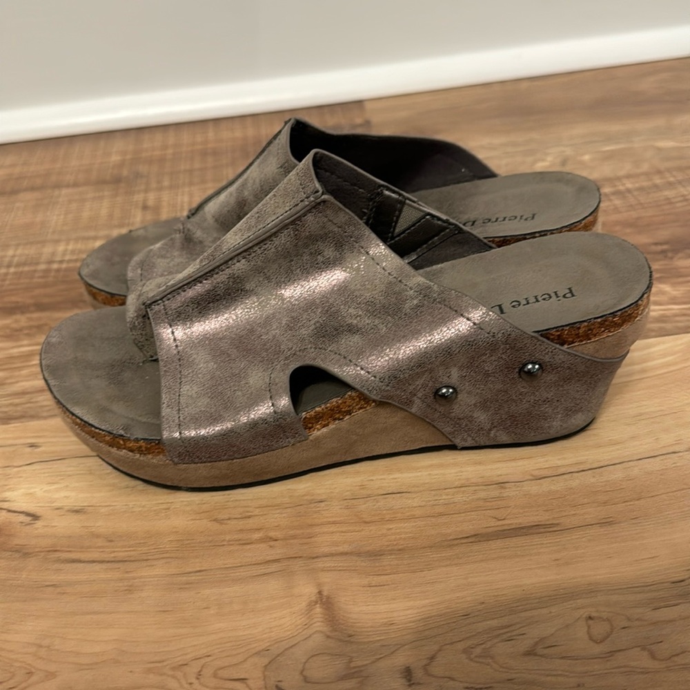 Pierre Dumas wedge